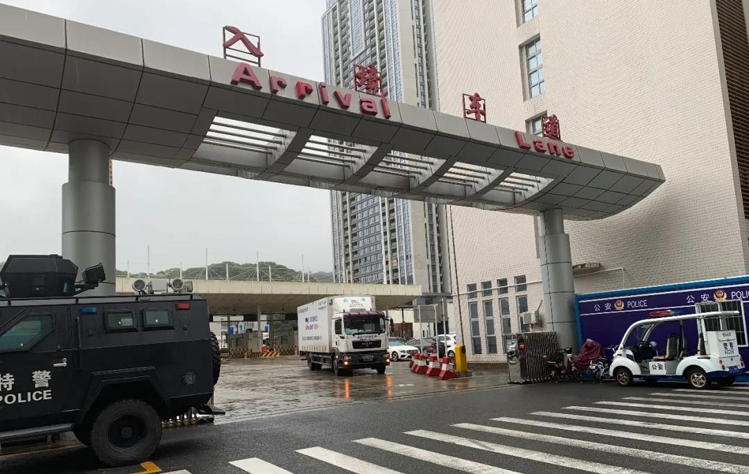 【防疫物资中港直通车】宝恒通集团完美交付1417套防护服